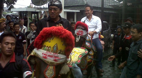 Naik Kuda Renggong, Budi Dalton Daftar ke KPU Bandung