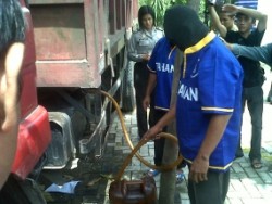 Solar Langka, 2 Orang Ini Malah Jual Solar Subsidi ke Industri