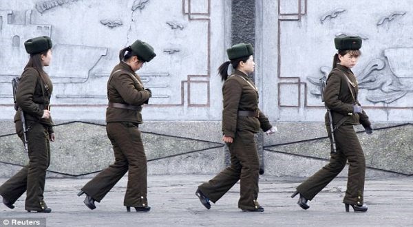 Perempuan Korut Lakukan Patroli di Perbatasan