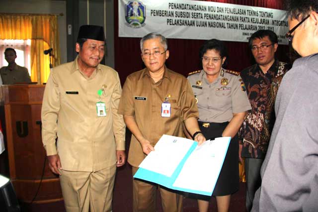 PENANDATANGANAN MOU DAN PENANDATANGANAN PAKTA KEJUJURAN / INTEGRITAS PELAKSANAAN UJIAN NASIONAL TAHUN PELAJARAN 2012/ 2013