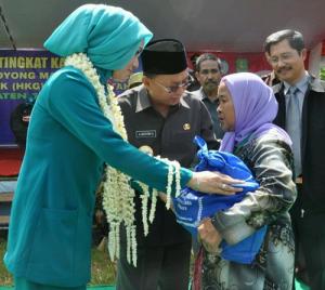 Hari Kesatuan Gerak PKK Sumenep Gelar Pasar Murah dan Santuni Anak Yatim