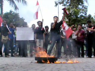 GMNI Jember Bakar Ban Bekas Peringati Hardiknas