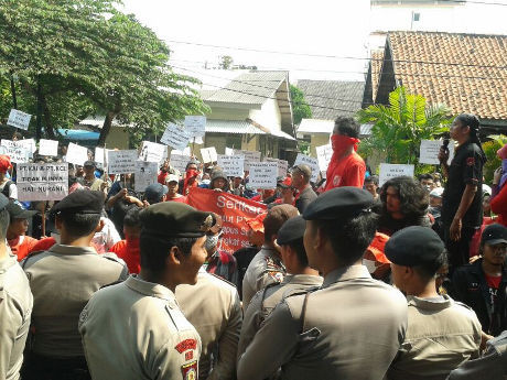 Seorang Pekerja Outsourcing Baku Hantam dengan Satpam Stasiun Juanda