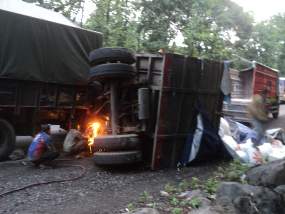 Gandengan Truk Bermuatan Beras Terguling, Jalan Raya Baluran Macet