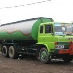 Bruakk!! 2 Sopir Tergencet Truk Tanki dan Dump Truk