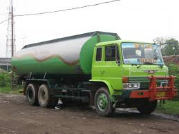 Bruakk!! 2 Sopir Tergencet Truk Tanki dan Dump Truk