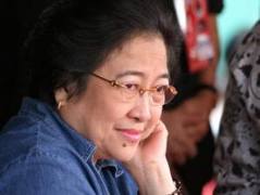 Megawati Menangis di Tugu Proklamasi