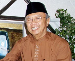 Gus Sholah “Kampanyekan” Khofifah-Herman di Jember