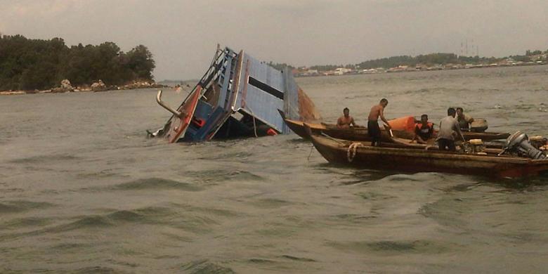 Kapal Bermuatan Sembako Karam di Tanjung Emas