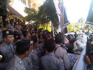 MPM Demo 100 Hari Kepemimpinan Bupati Pamekasan