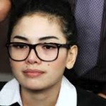 Nikita Mirzani Pukul Yun Tjun Pakai Hak Sepatu