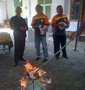 Rusak, KPUD Kota Madiun Musnahkan Ribuan Surat Suara