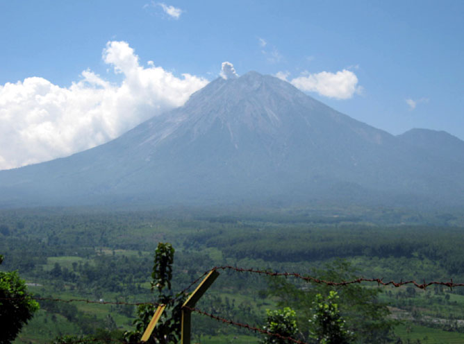 TNBTS Larang Upacara Agustusan di Puncak Semeru