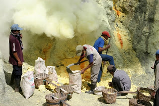 Bupati Banyuwangi Siapkan Masker dan Sepatu untuk Penambang Ijen