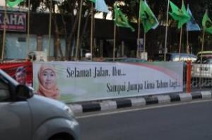 Spanduk Sindir Khofifah Bertebaran di Jalan