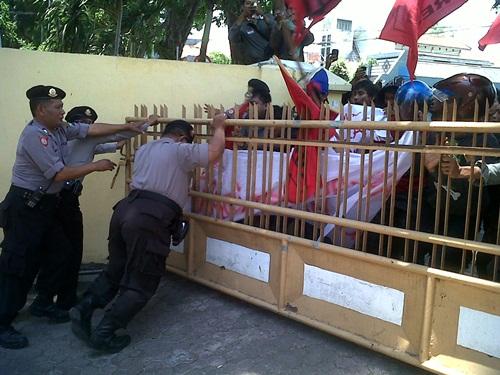 Unjuk Rasa Forkot Gresik di Kantor PN Ricuh