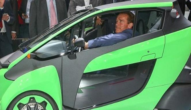 Arnold Schwarzenegger ‘Jatuh Hati’ dengan Mobil Kecil