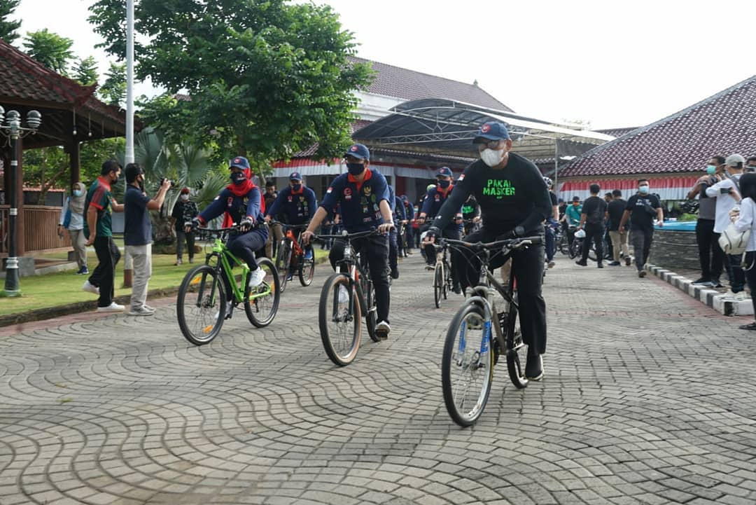 Ra Latif Bupati Bangkalan dan Sekdaprov  gowes kampanye prokes dan antikorupsi