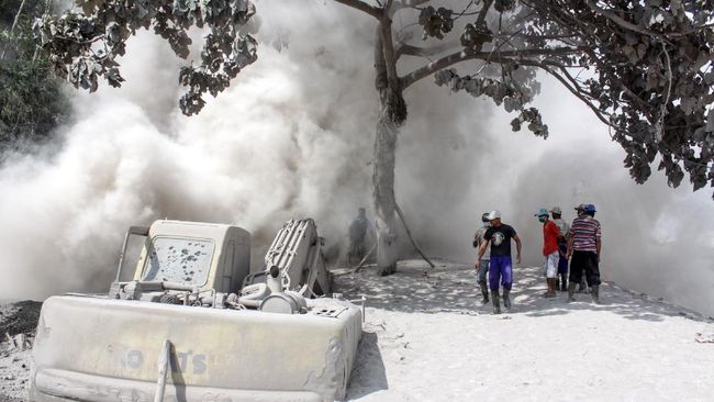 Erupsi Gunung Semeru Lumajang diguyur hujan abu vulkanik