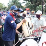 Ra Latif Bupati Bangkalan Bersama Sekdaprov Bagikan Sembako buat warga terdampak Covid-19