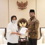 Ra Latif Serahkan Berkas Gelar Pahlawan Nasional Syaichona Kholil Ke Risma