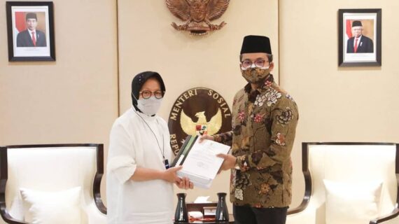 Ra Latif Serahkan Berkas Gelar Pahlawan Nasional Syaichona Kholil Ke Risma