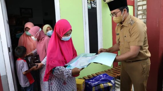 Ra Latif Bupati Bangkalan Santuni Korban KRI Nanggala -402 Istri dan Anak Almarhum Serda Eko