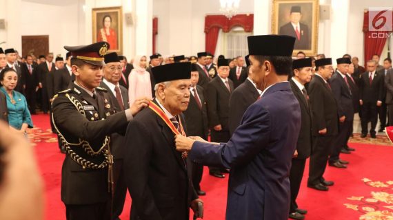 Bapak Presiden Anugerahi 335 Tokoh Tanda Kehormatan Bintang Mahaputera-Bintang Jasa