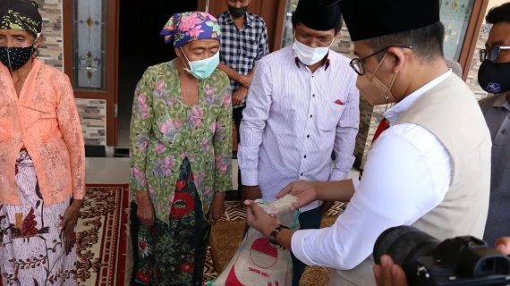 Ra Latif Bupati Bangkalan Memastikan Bansos Beras Layak Konsumsi