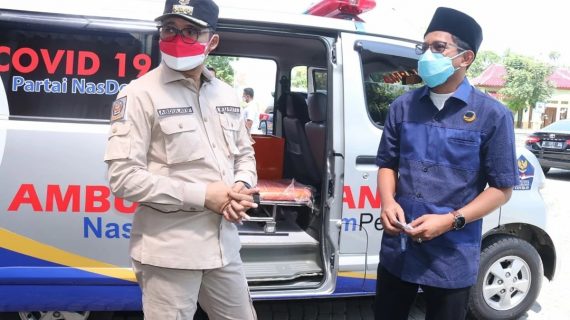 Ra Latif Bupati Bangkalan menerima Bantuan Ambulans dari Nasdem