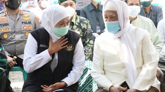 Vaksinasi Santri di Pondok Lirboyo Kediri ditinjau Gubernur Khofifah