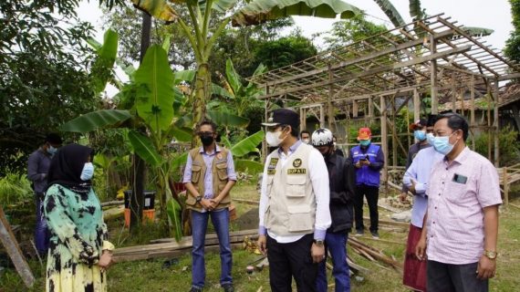 Di Sela-sela Kunjungan, Ra Latif Bupati Bangkalan Sosialisasikan Prokes dan Vaksin