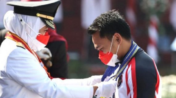 Khofifah menyematkan Lencana Jer Basuki Mawa Beya Emas kepada Lifter Eko Yuli