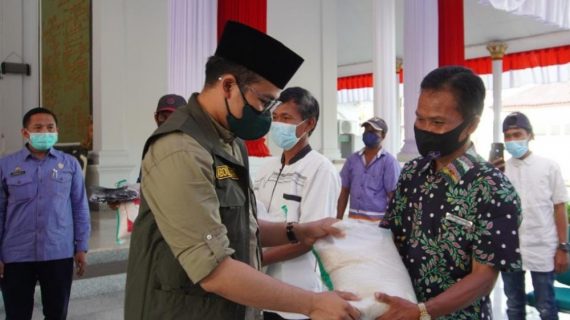 Ra Latif Perhatikan Masyarakat Pesisir dengan Berikan Bantuan Sosial