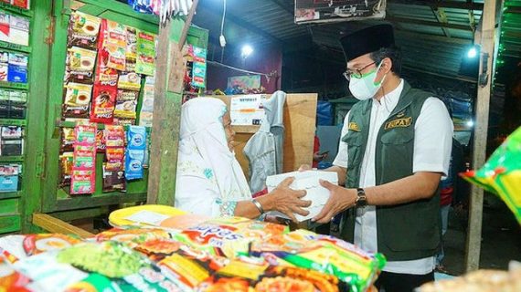 Malam-Malam Ra Latif Serahkan Bantuan ke Pedagang