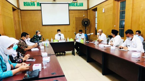 Ra Latif memimpin Rapat Persiapan Pelaksanaan PTM di Bangkalan