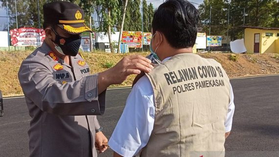 Kapolres Pamekasan Mengukuhkan Relawan Covid-19