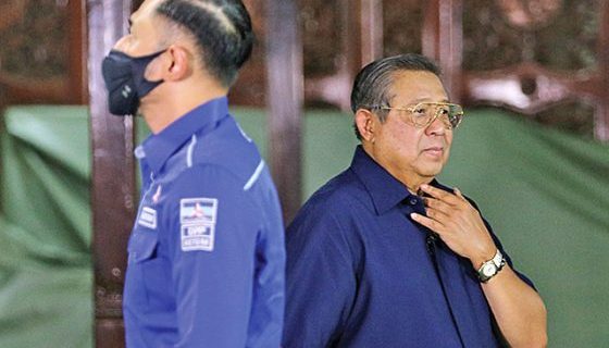 Lukisan ‘Kokoh Laksana Batu Karang, Lentur Bagai Samudera’ Dihadiahkan SBY pada AHY