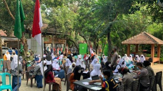 Antusiasme 300 Santri Pondok Salafiyyah Bandar Kidul Suntik Vaksin Covid-19