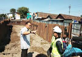 Wali Kota Surabaya bersama Kepala Dinas PU Bina Marga Tinjau Pelebaran Saluran dan Normalisasi Box Culvert