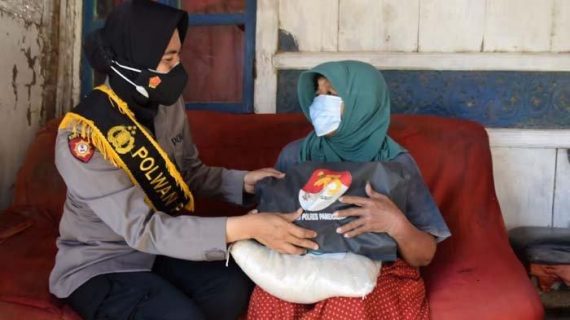 Menyambut HUT Ke-73 Polwan Polwan Polres Pamekasan Bagikan Paket Sembako dan Masker