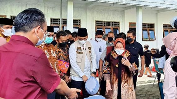 Bupati Ra Latif dampingi Mensos Risma Sambangi Dua Pesantren