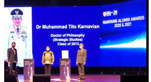 Mendagri Tito Karnavian Terima Penghargaan Alumni Terhormat dari NTU Singapura