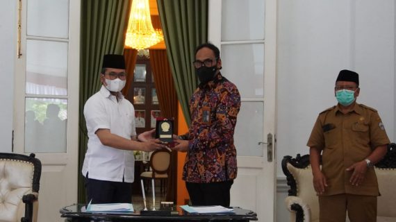 Bupati Bangkalan Ra Latif MoU dengan PT Garam, Dongkrak Produksi Kualitas Garam Bangkalan