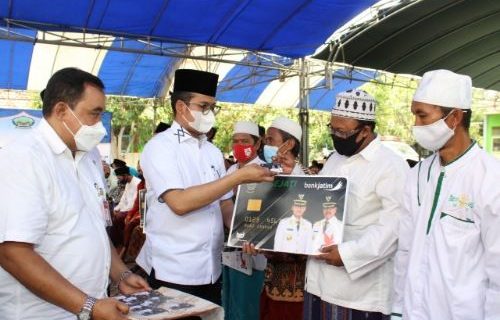 Bupati Bangkalan Ra Latif Serahkan Ratusan ATM Insentif Guru Ngaji-Madin