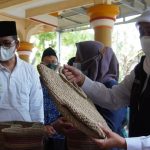 Gubernur Jatim dan Bupati Ra Latif Borong Produk Kerajinan Serat Agel dari Kecamatan Sepulu Bangkalan