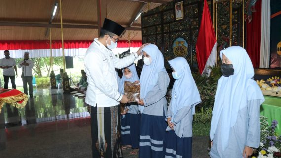 Bupati Bangkalan Ra Latif  ajak Masyarakat Teladani Kepribadian Rasulullah