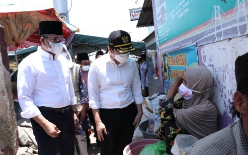 Usai Ziarah Makam Pahlawan, Bupati Ra Latif Sapa Pedagang Pasar Blega