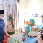 Bupati Bangkalan Ra Latif Blusukan ke Rumah Sakit  Jenguk Pasien sakit Tumor