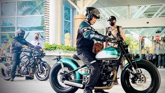 Jokowi mengendarai sepeda motor menuju ke Sirkuit Mandalika